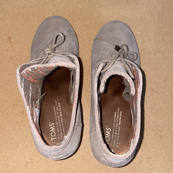 Toms Tan Wedges. Size 8 - Picture 7 of 10